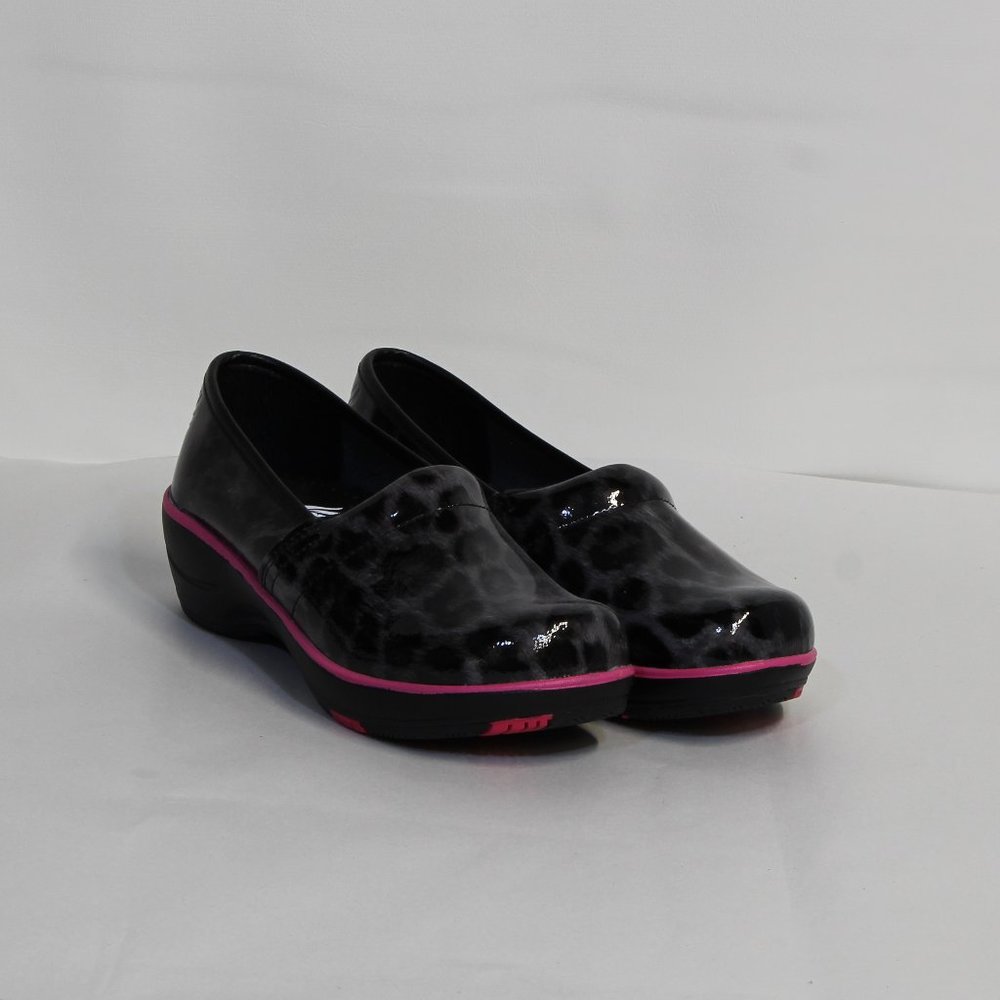 Smitten Women's Wild@Heart Black/Gray Leopard Clogs Size 6 NWOT